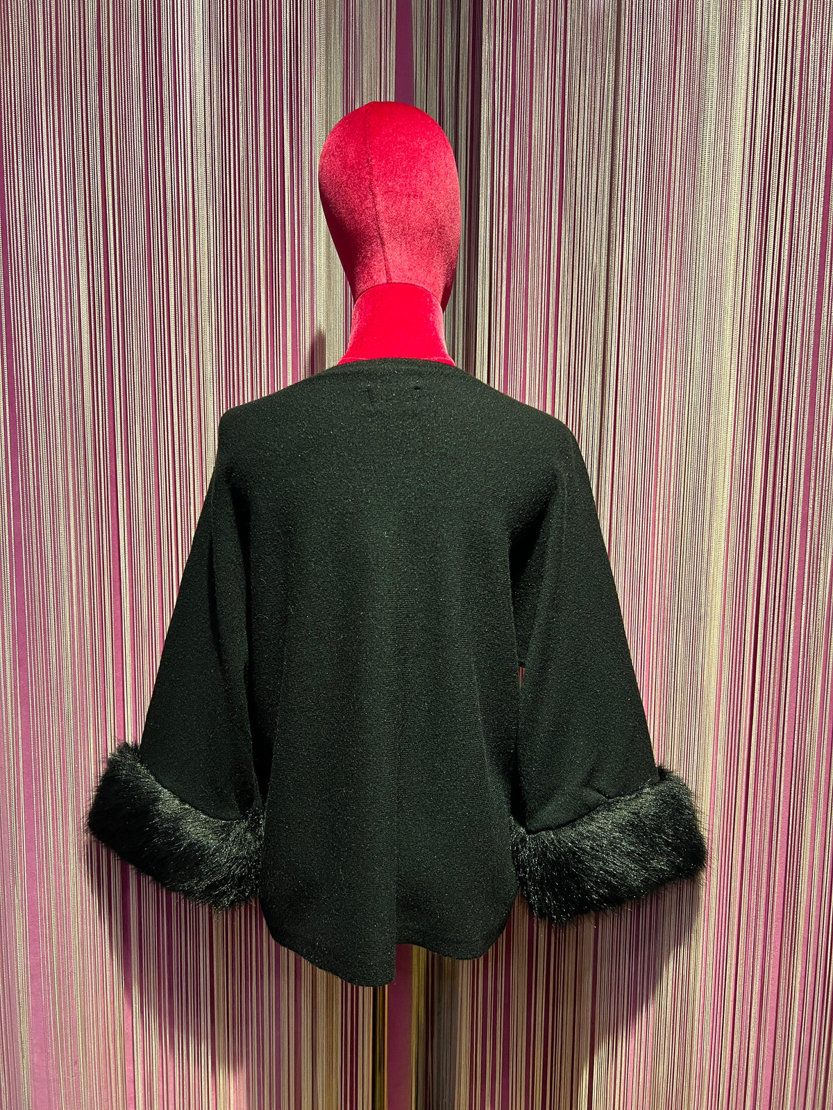 The room maglia over nera con polsi in simil pelliccia