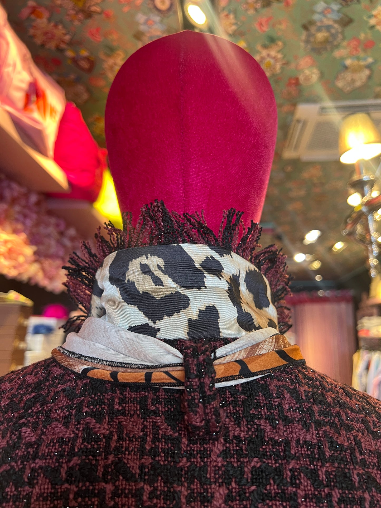 5 Progress giacca boucle burgundy e nero con decorazioni floreali e patch tigre sul dietro