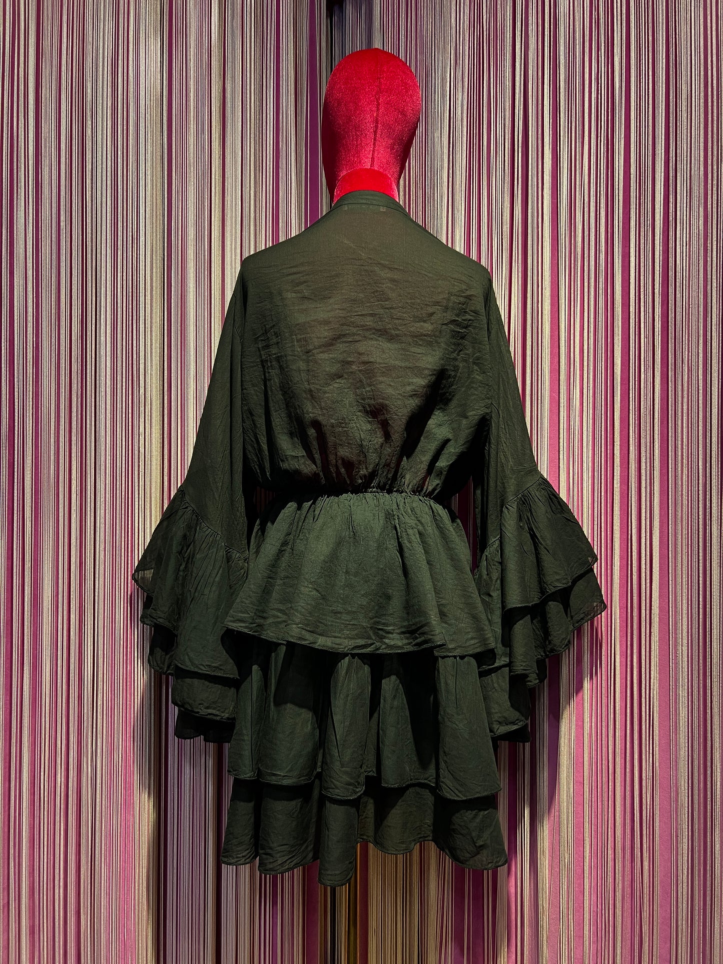 Love & roses abito nero con jabot , manica ampia e volant