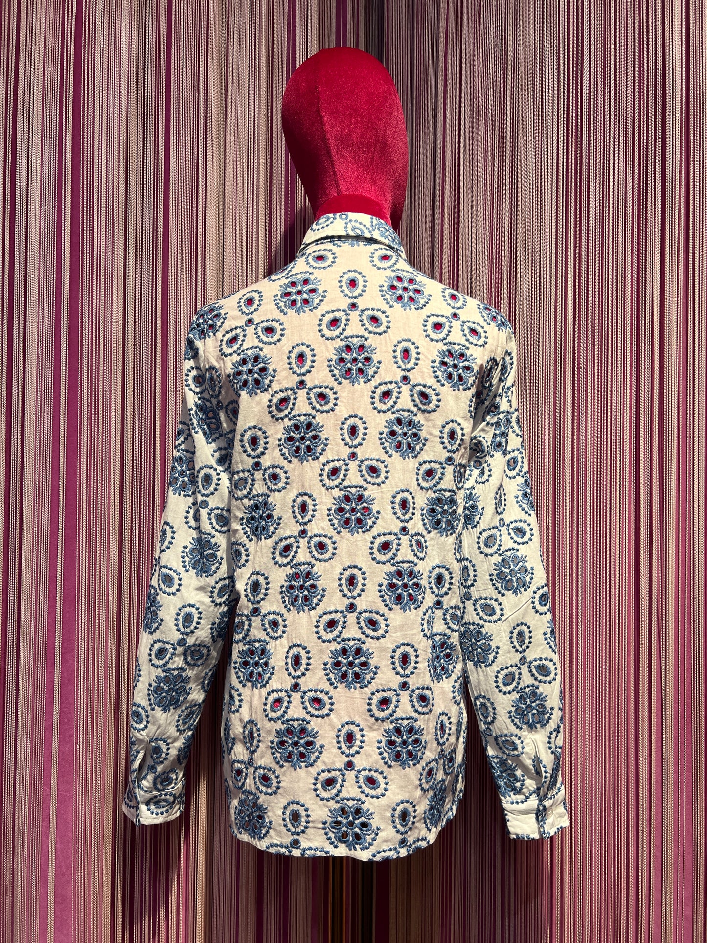 Mon amour Paris camicia di cotone lavorazione sangallo ricami azzurri fondo bianco