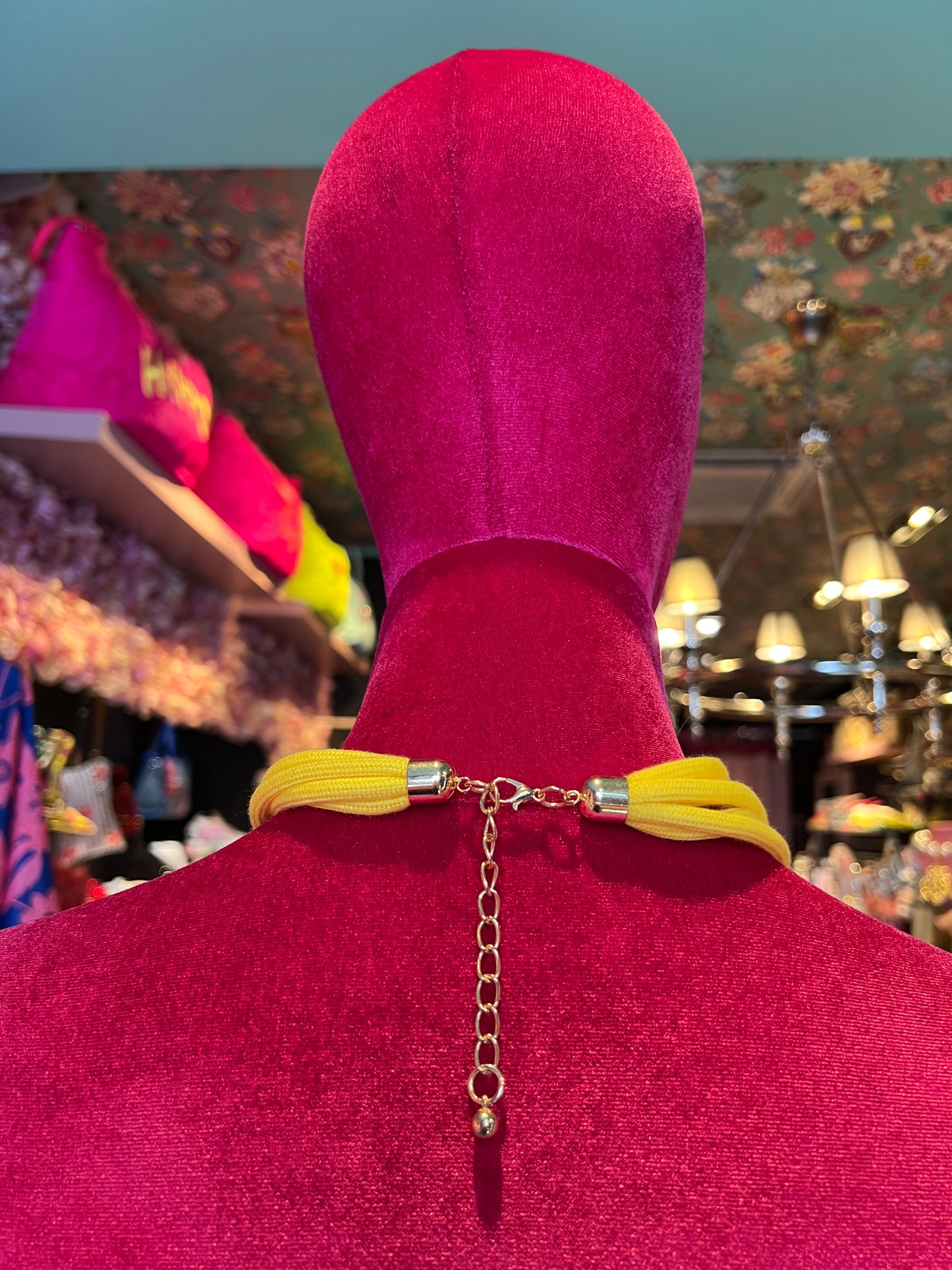 Collana girocollo cordino giallo con corno e coralli