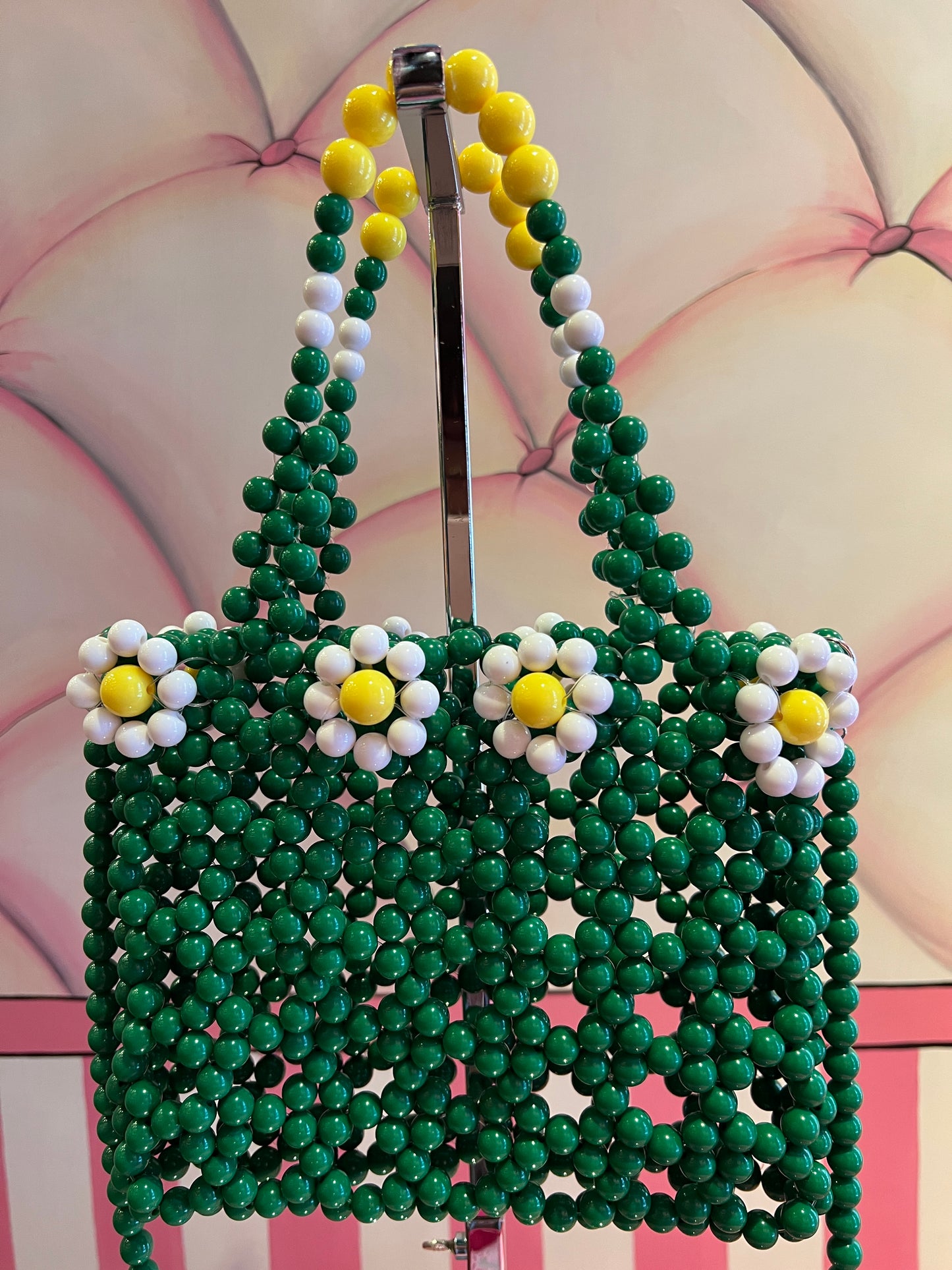 Borsa perle in resina verde con margherite bianche e gialle e tracolla