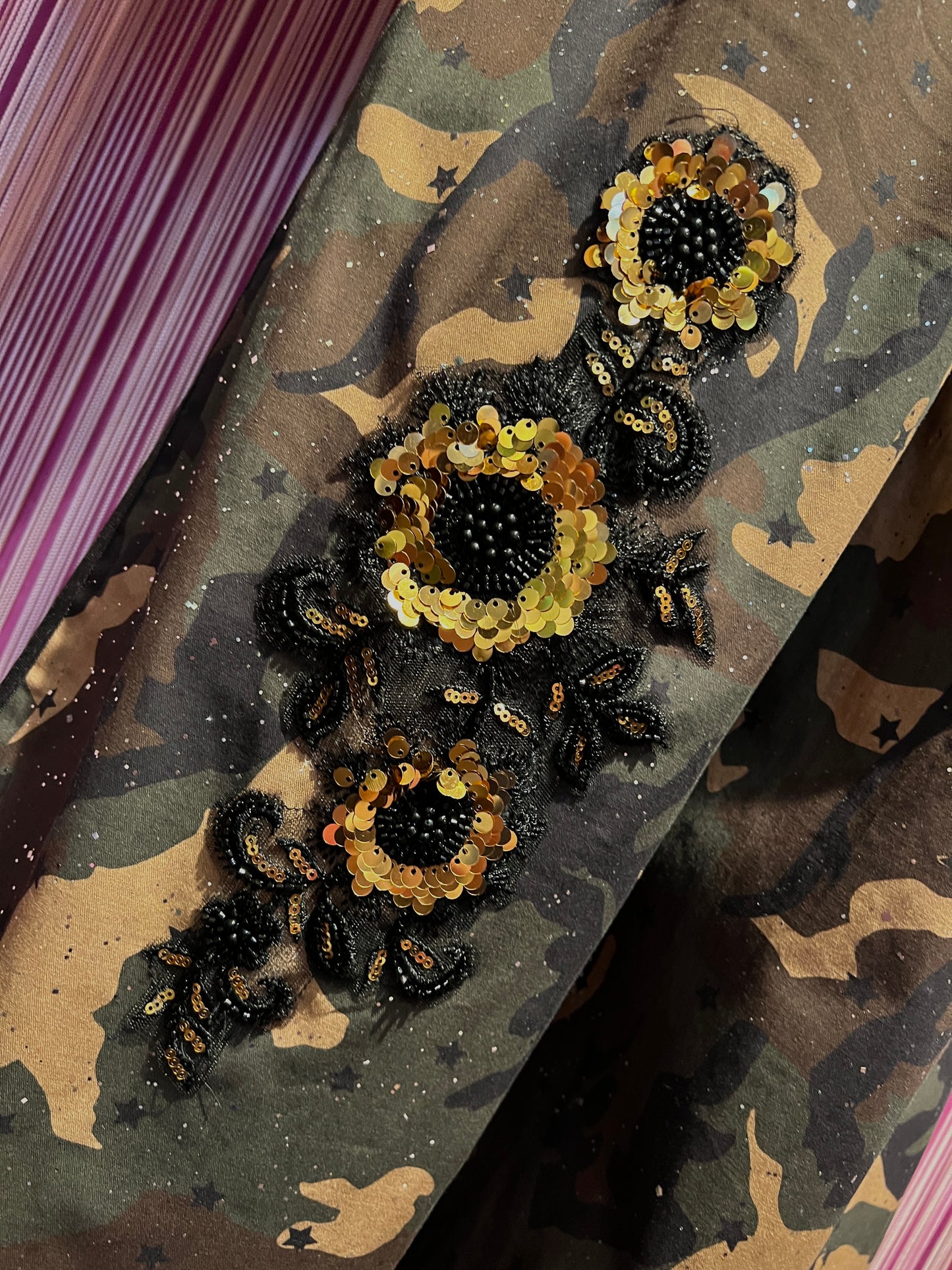 Mon amour Paris completo camouflage con micro glitter e decorazione floreale paillettes ,giubbino modello bomber con pantalone elastico caviglie e vita