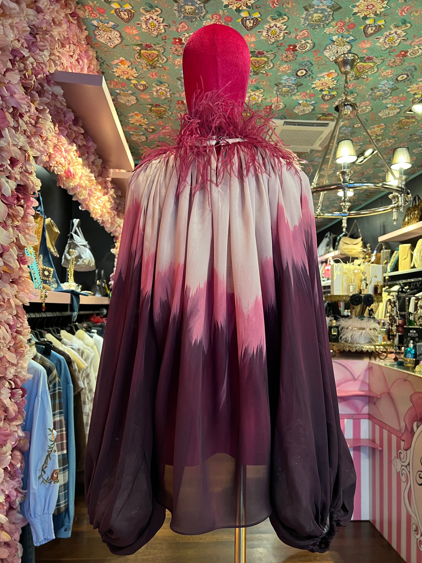 Dahlo blusa drappeggiata collo con piume rosa boreale
