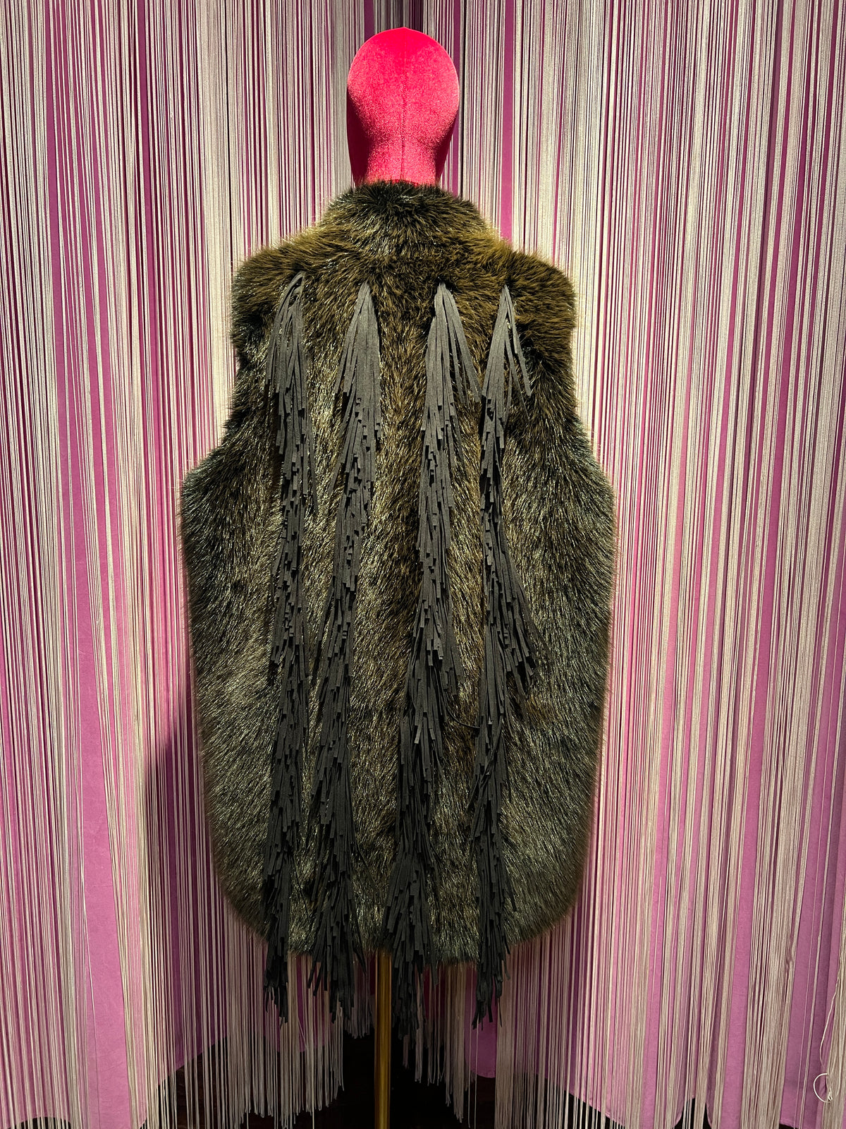 Uncommon gilet di simil pelliccia con frange marrone vestibilita’ over
