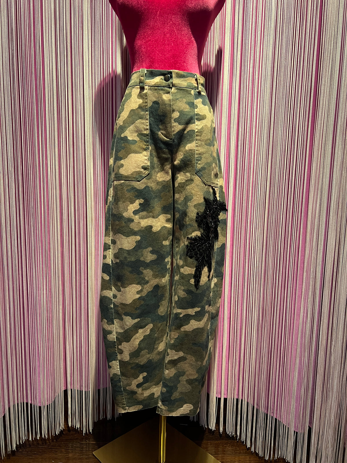 The room pantalone camouflage con patch ramage nero di paillettes