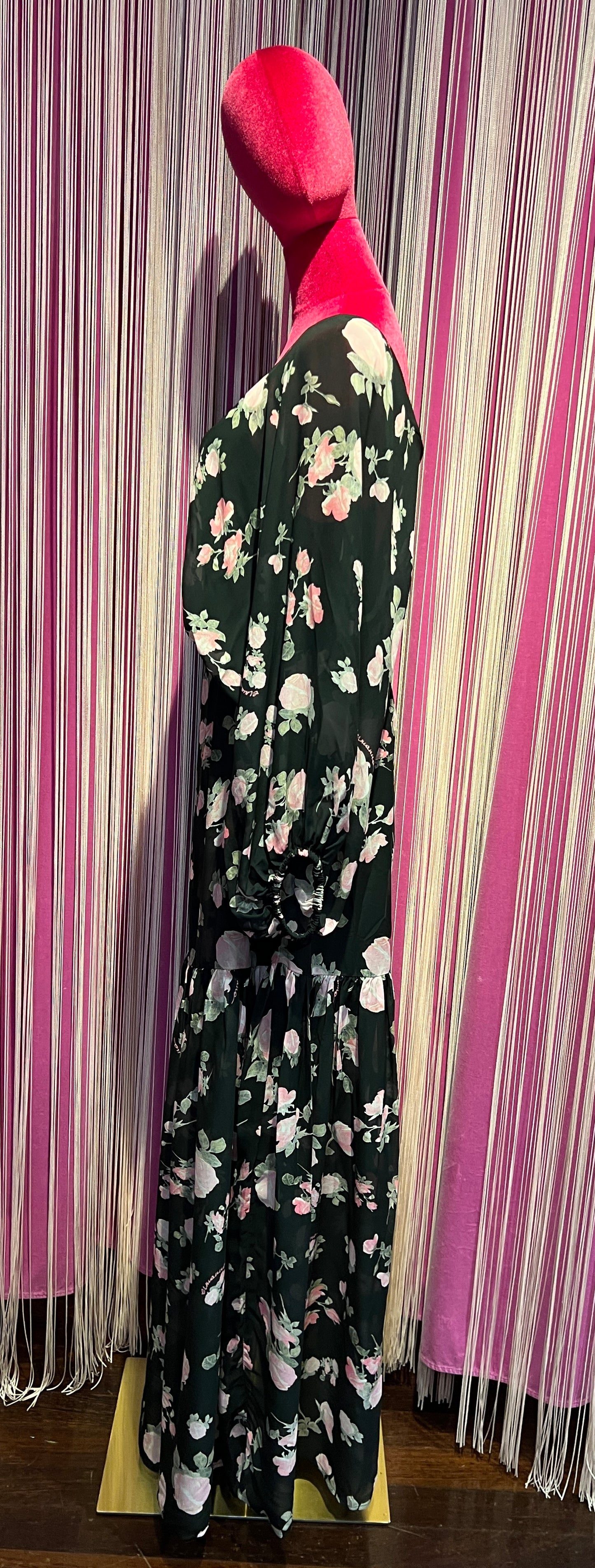 Ermanno Scervino abito lungo fantasia fondo nero con rose rosa manica baloon