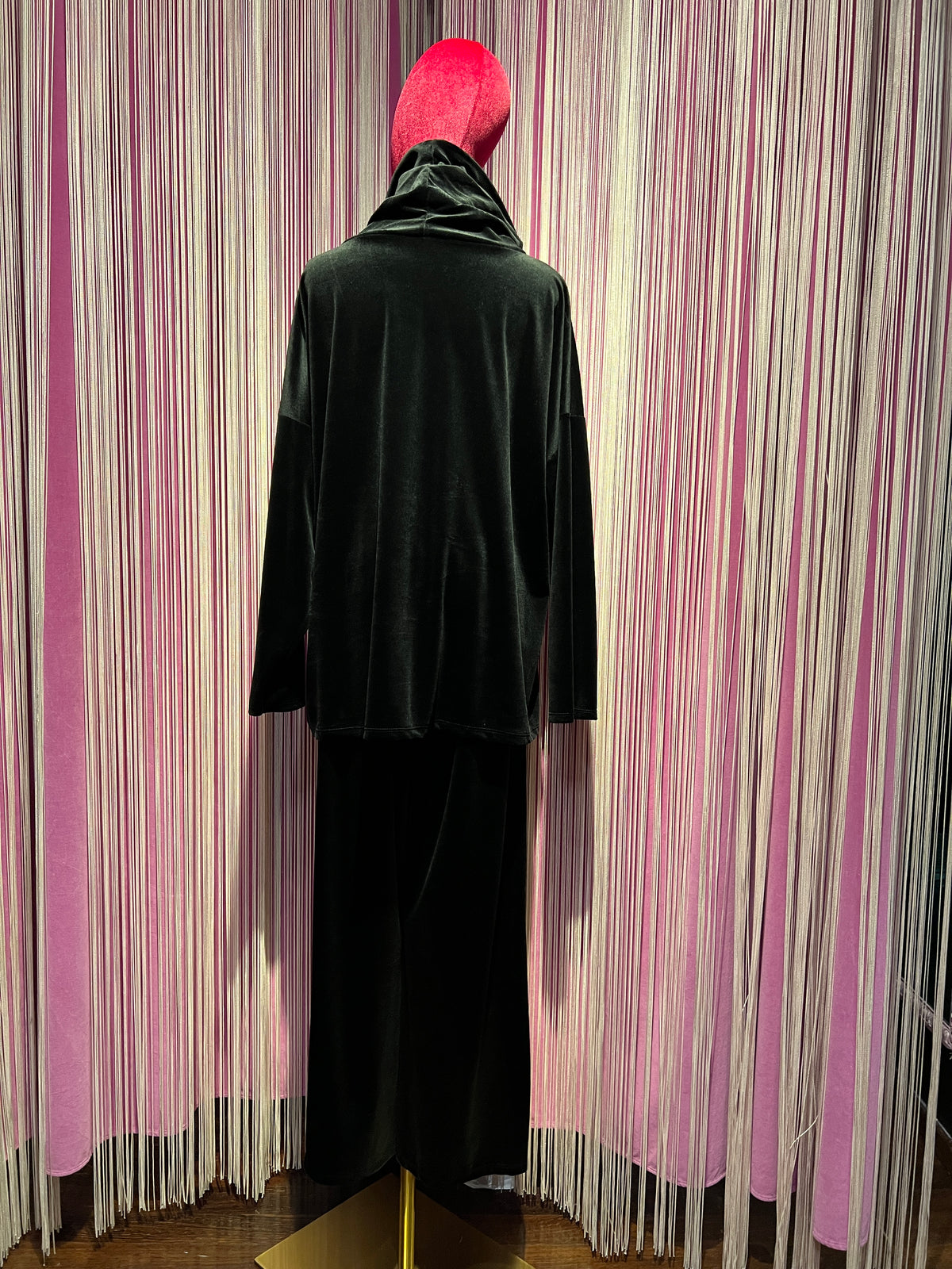 The room completo velluto nero maglia collo anello e pantalone con elastico in vita e tasche