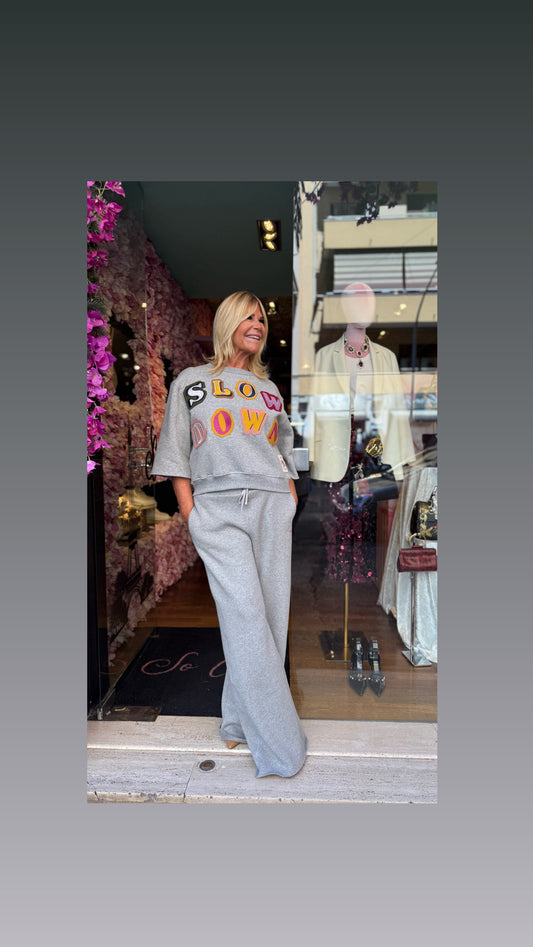 Front street tuta completa grigia con applicazione scritta” Slow down”