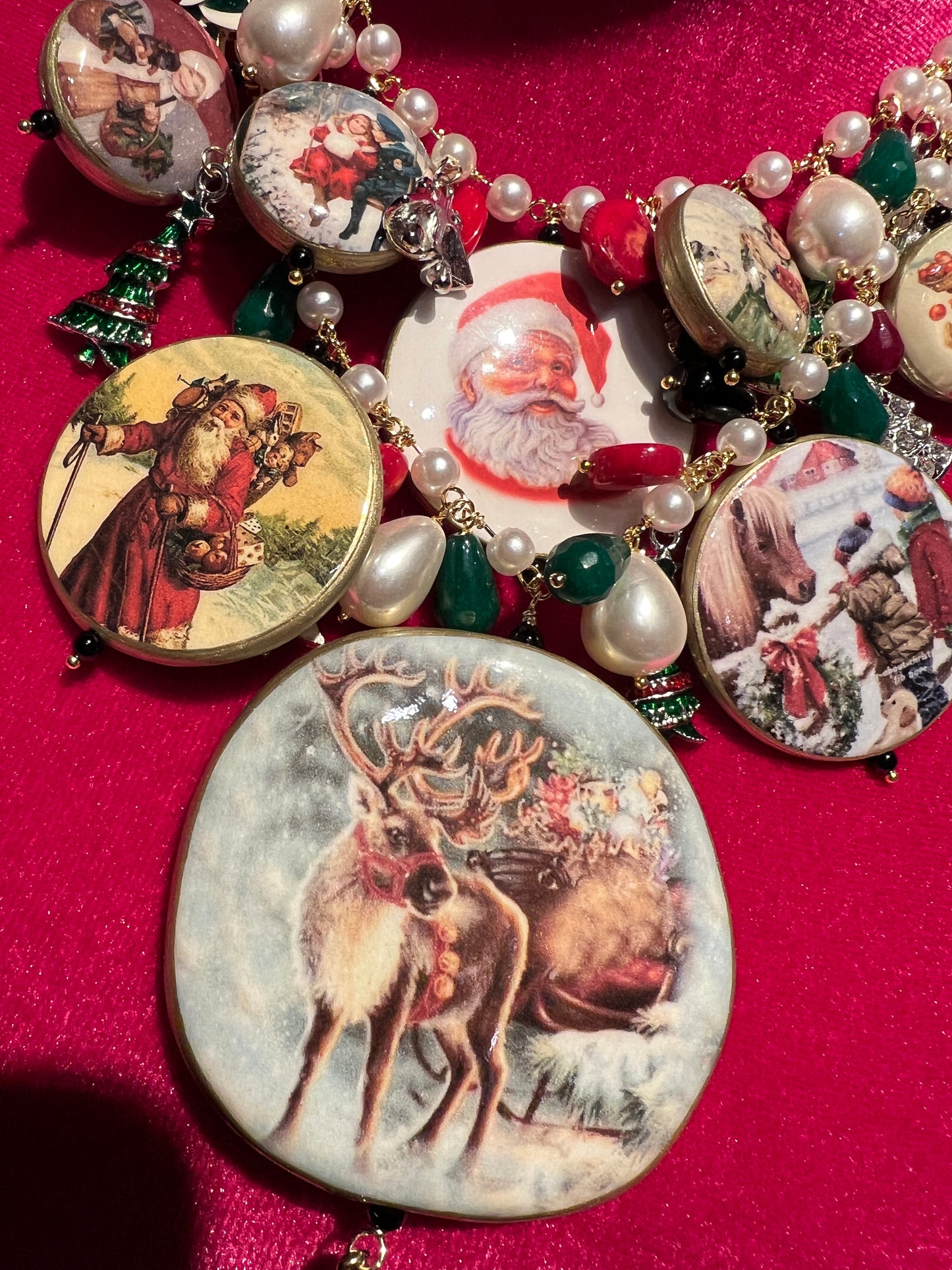 Collana doppio filo perle con pendenti e charms a tema natalizio