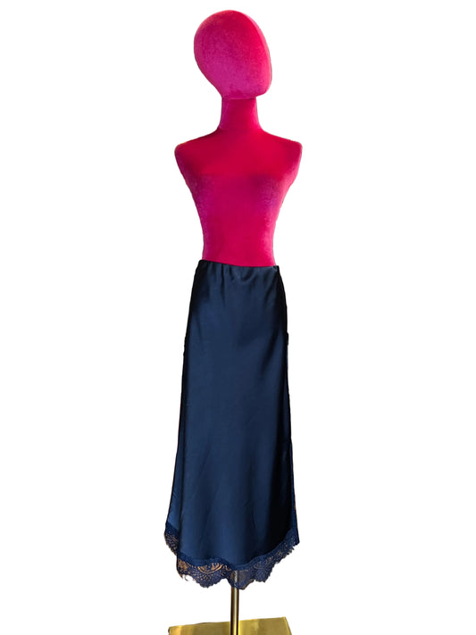 The room gonna in satin blu notte con bordo e spacco  in pizzo, elastico in vita