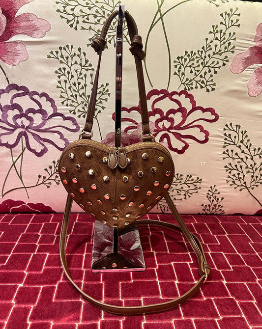 Borsa a forma di cuore con borchie scamosciata con tracolla marrone chiaro