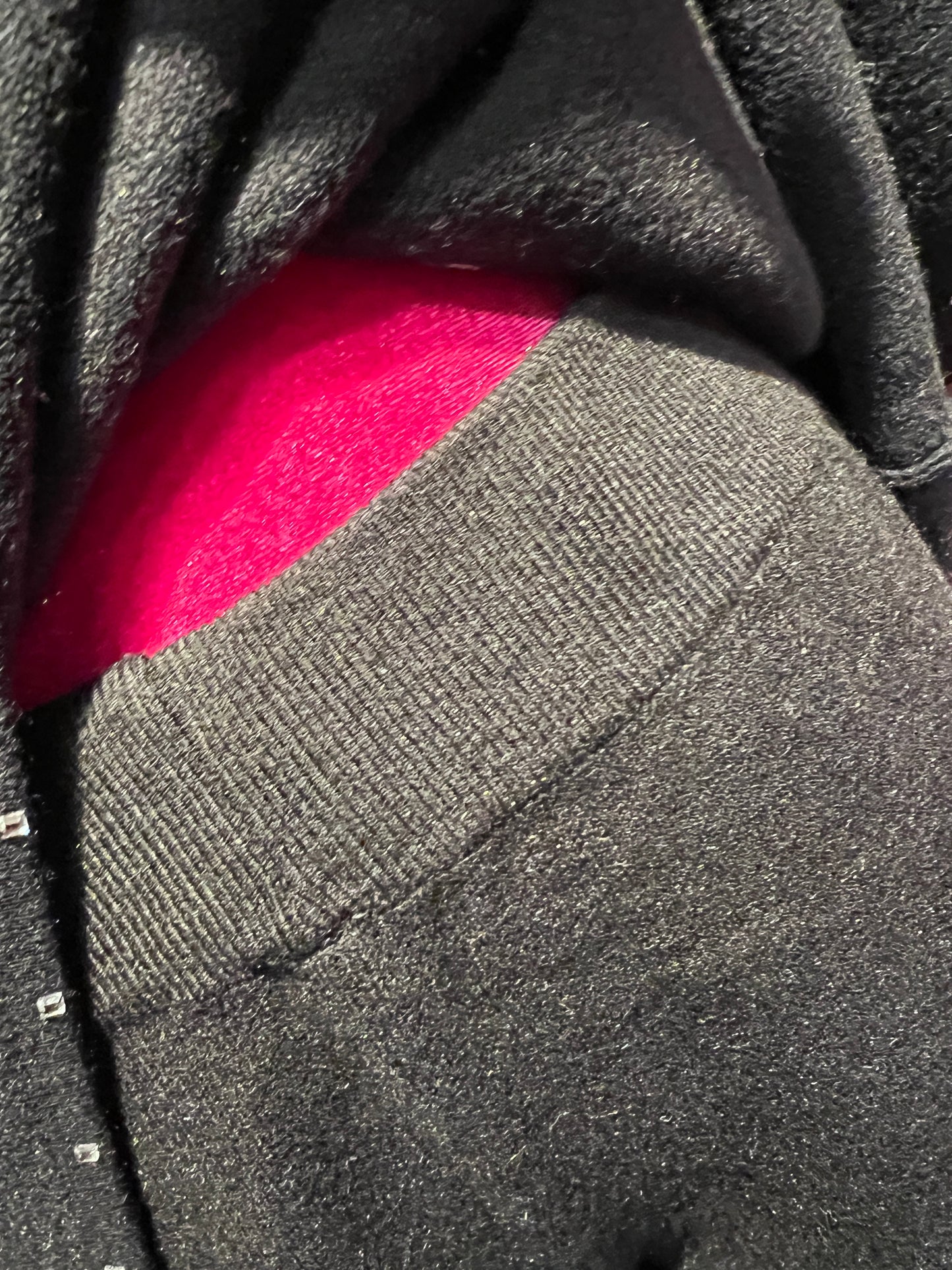 The Room completo nero maglia con cristalli collo a cratere e maniche a 3/4, pantalone palazzo con elastico in vita