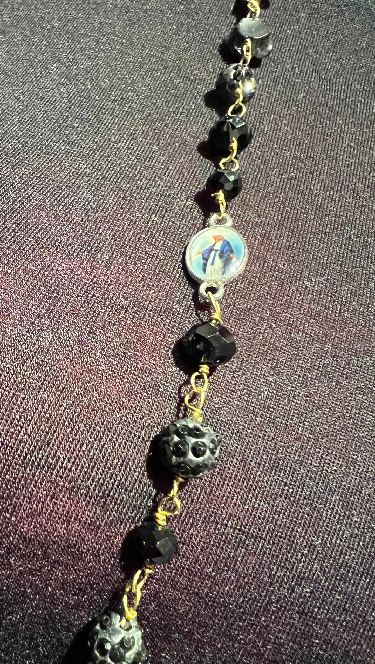 Collana lunga nera croci e immagini sacre