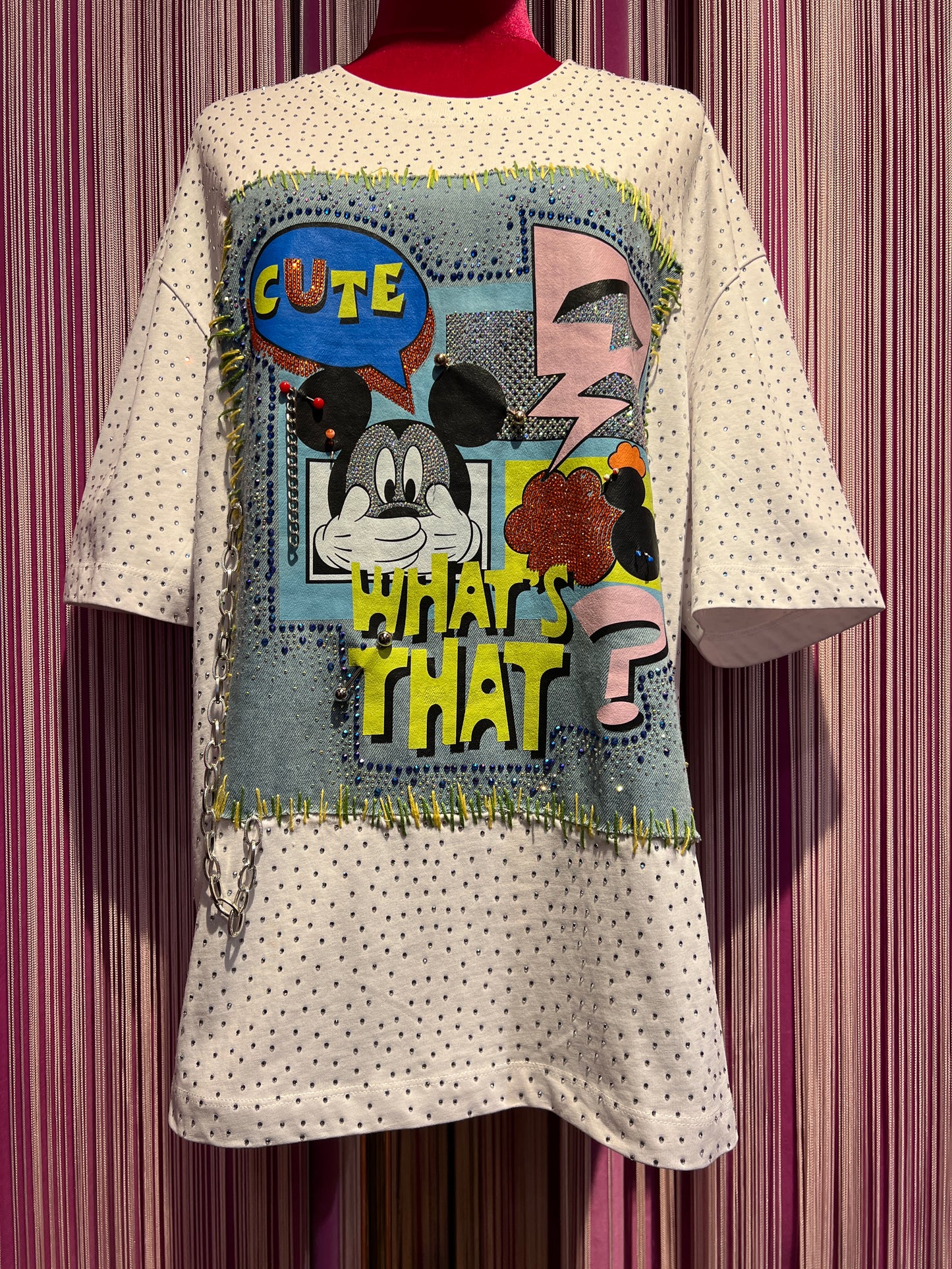 Minime Paris t-shirt oversize decorazioni cristalli, patch topolino su sfondo denim chiaro
