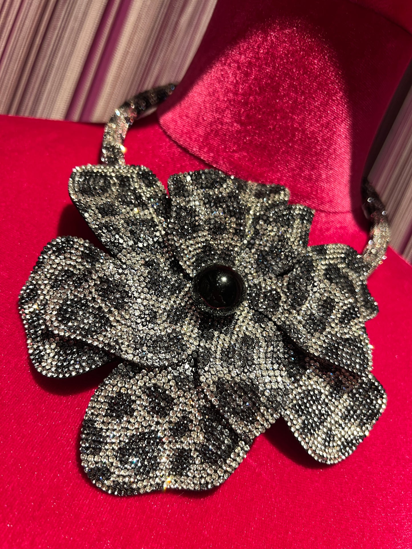 Collana girocollo con fiore di strass argento e nero