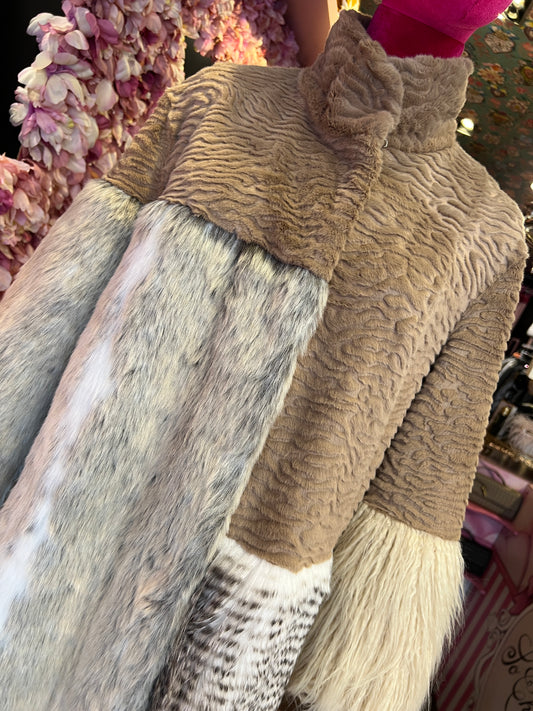 Uncommon cappotto lungo ecopelliccia astrakan beige e panna