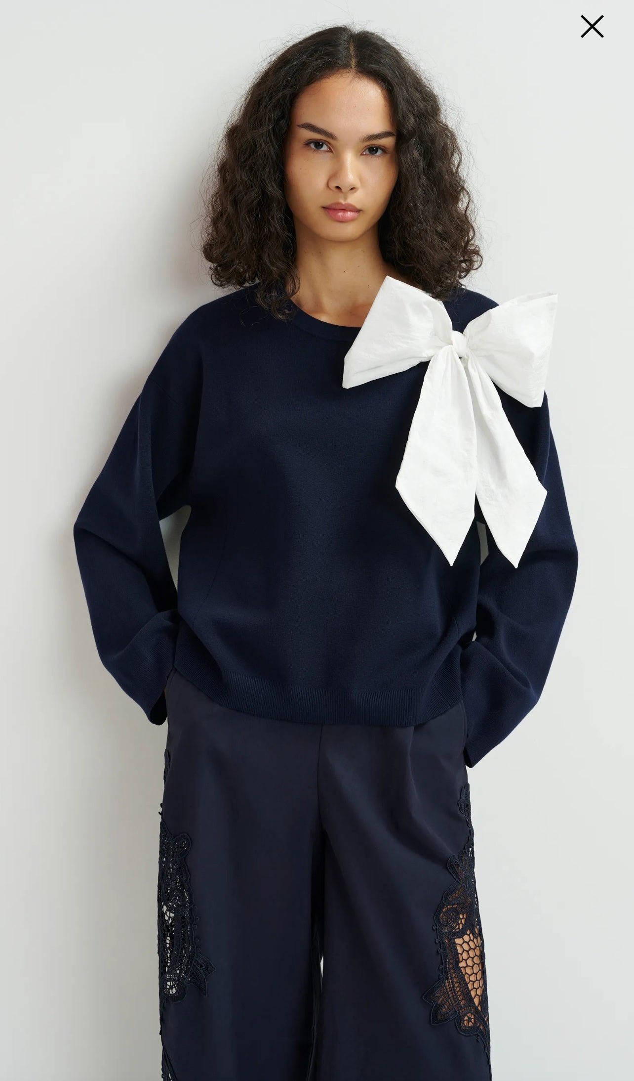 Essentiel antwerp pullover blu e bianco con fiocco rimovibile