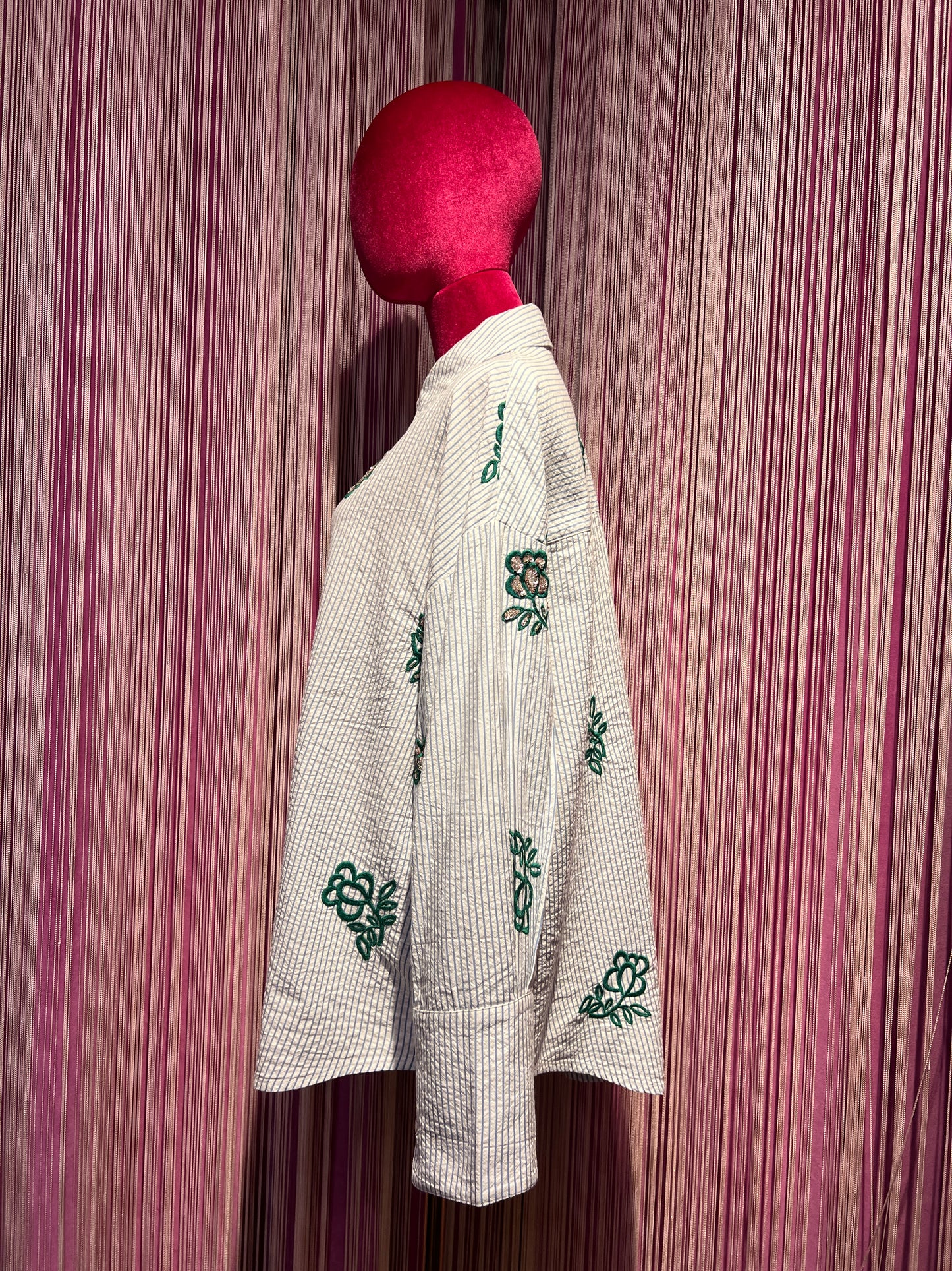 Essentiel antwerp camicia cotone righe celesti su sfondo bianco, decorazioni floreali verdi ricamate e paillettes