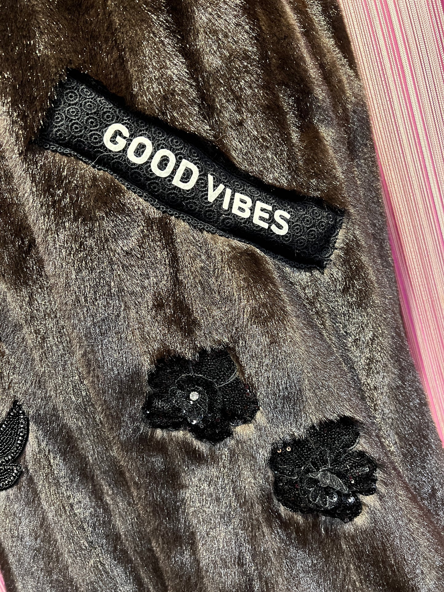 ABpink 🩷 gilet eco visone “ good vibes “ con spilla fiocco velluto e gardenia , patch fiori e foglie perline