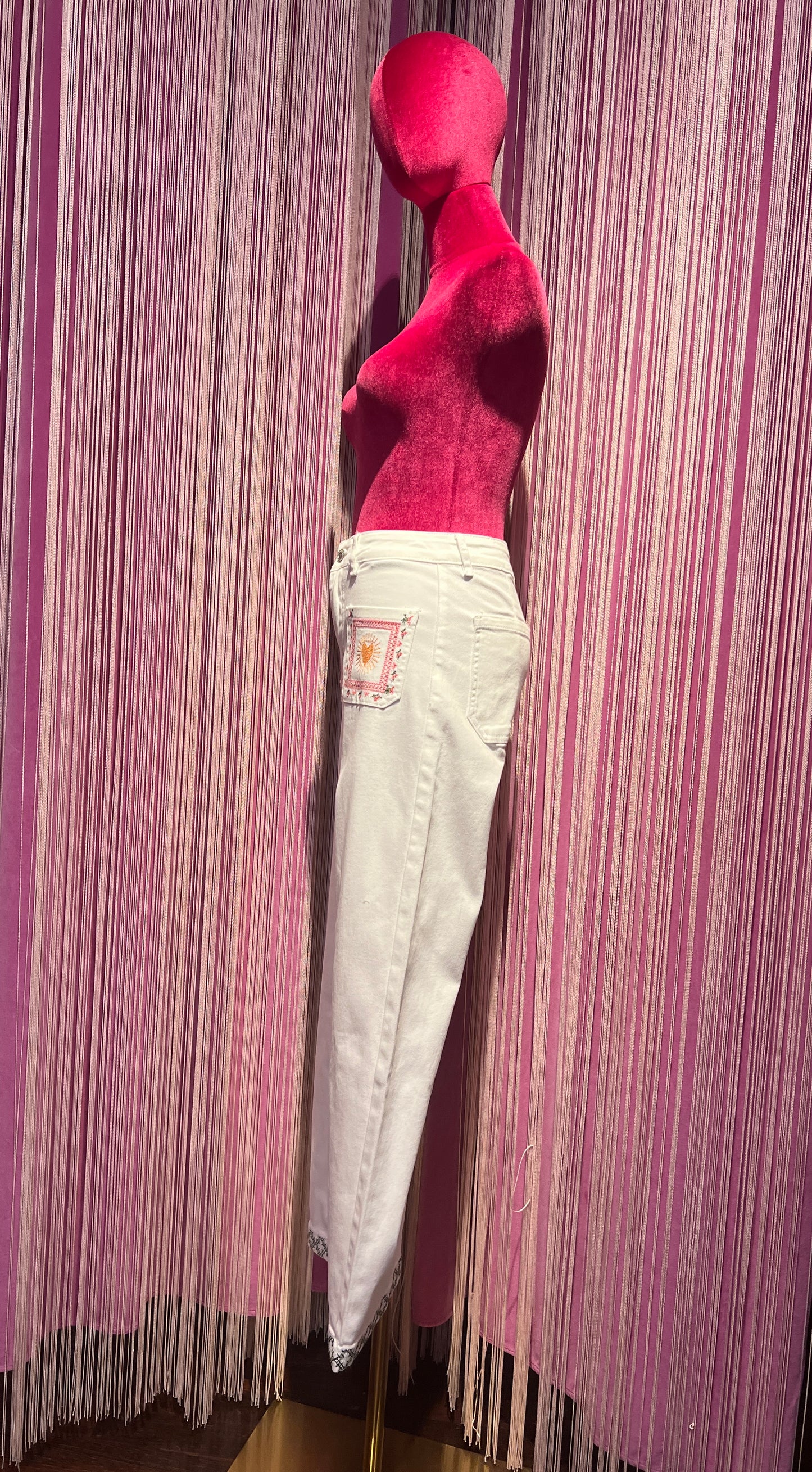 Mon amour Paris pantalone jeans denim bianco con tasche ricamate cuore e scritta bisous bisous (Le taglie dei capi sono espresse in formato internazionale (S, M, L, XL…) e accompagnate dalla corrispondente taglia francese indicata in etichetta.)
