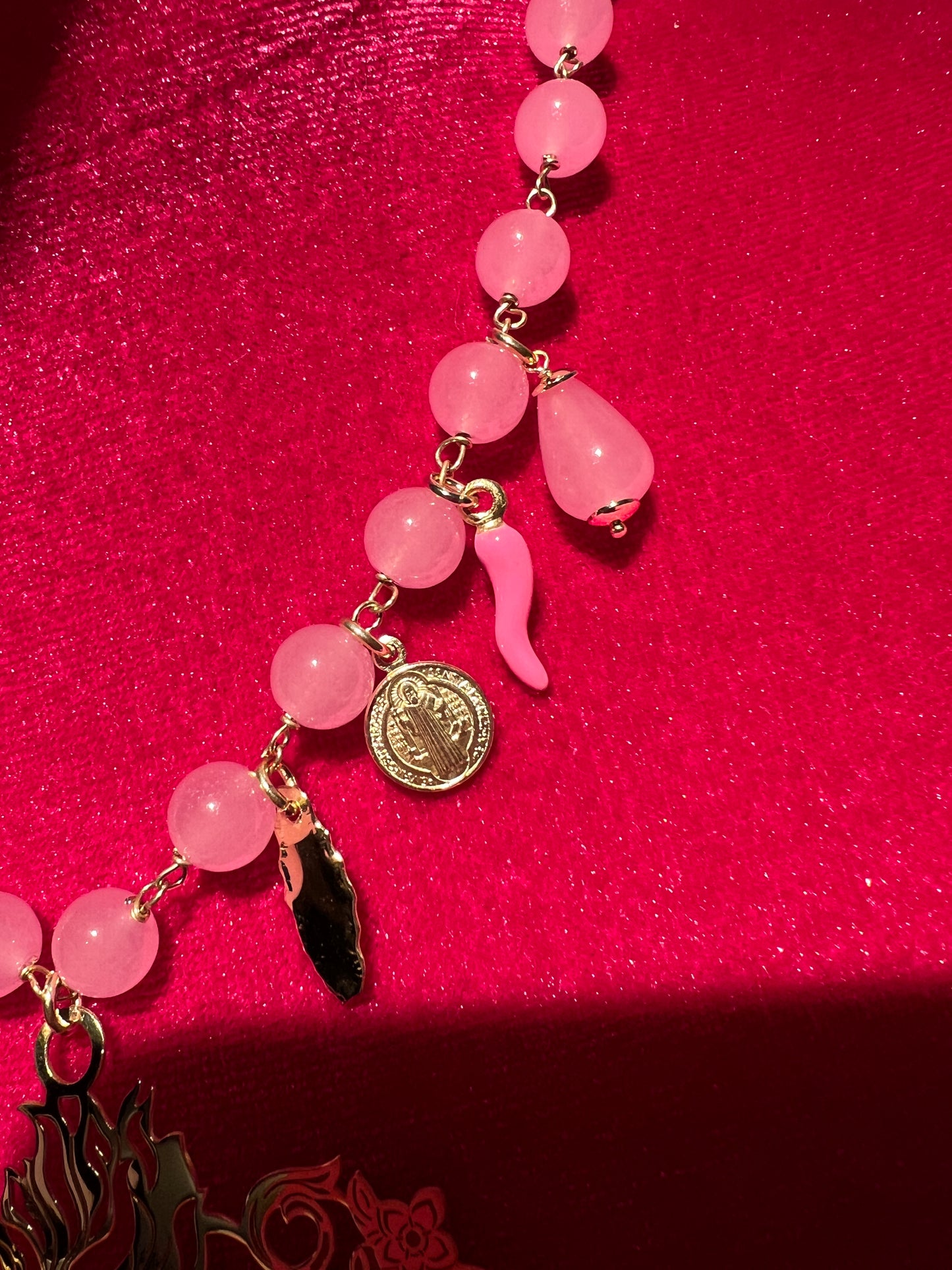 Collana cuore sacro argento placcato oro resina fucsia pietre dure rosa baby
