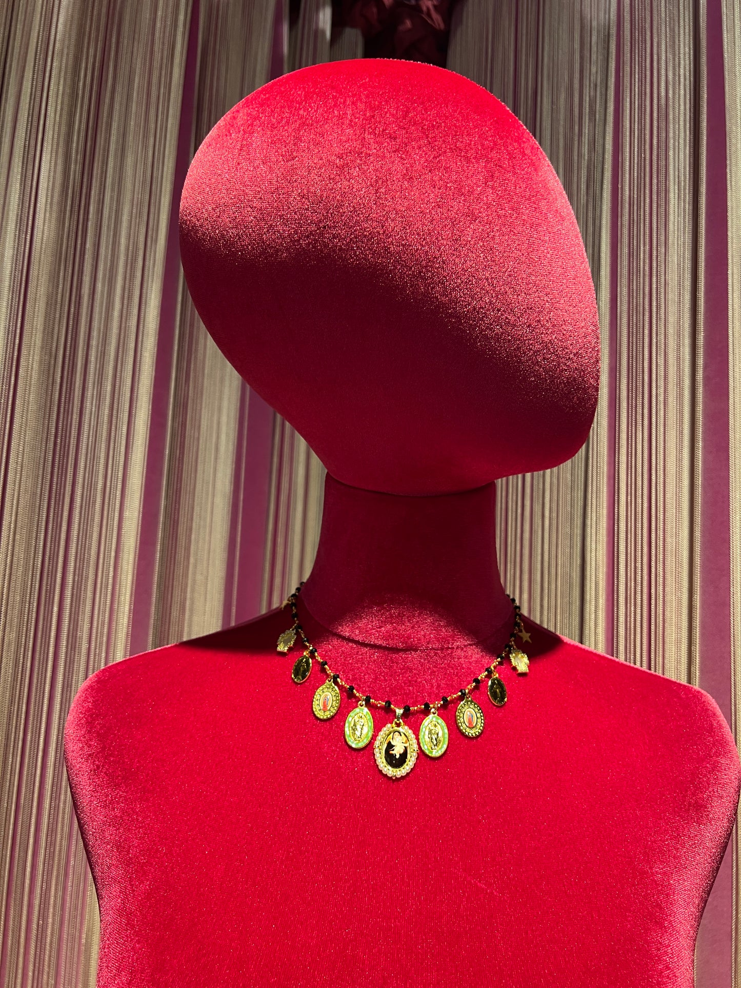 Principessa glam collana girocollo perline nere con charms immagini sacre