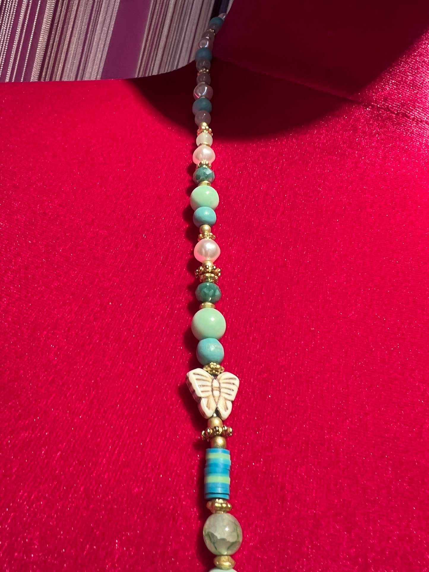 Collana lunga con perline toni turchese conchiglie e acchiappasogni con piume turchesi