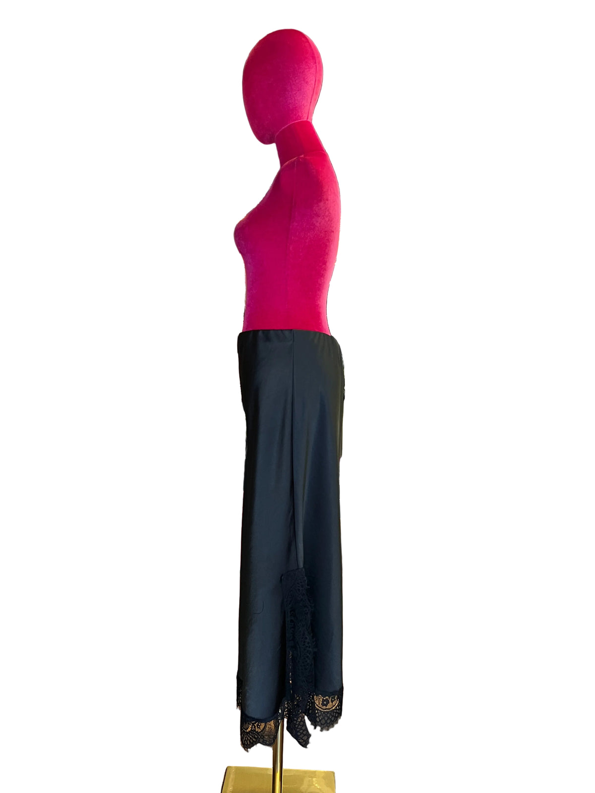 The room gonna in satin nera con bordo e spacco in pizzo , elastico in vita