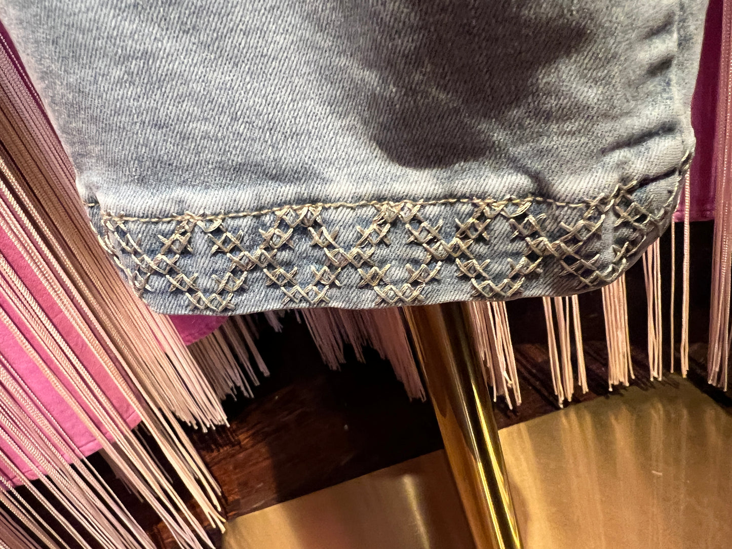 Mon amour Paris jeans denim chiaro tasche con ricamo cuore e scritta bisous bisous Le taglie dei capi sono espresse in formato internazionale (S, M, L, XL…) e accompagnate dalla corrispondente taglia francese indicata in etichetta