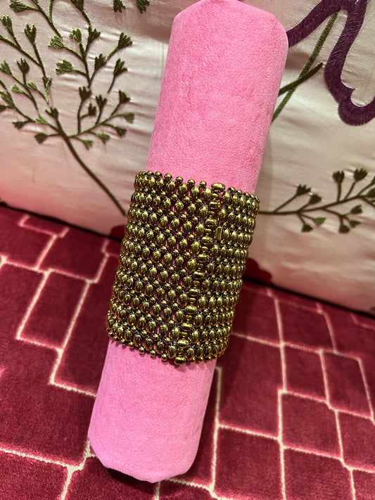 Manuela Ajo bracciale maglia metallica di perline colore oro con chiusura magnetica