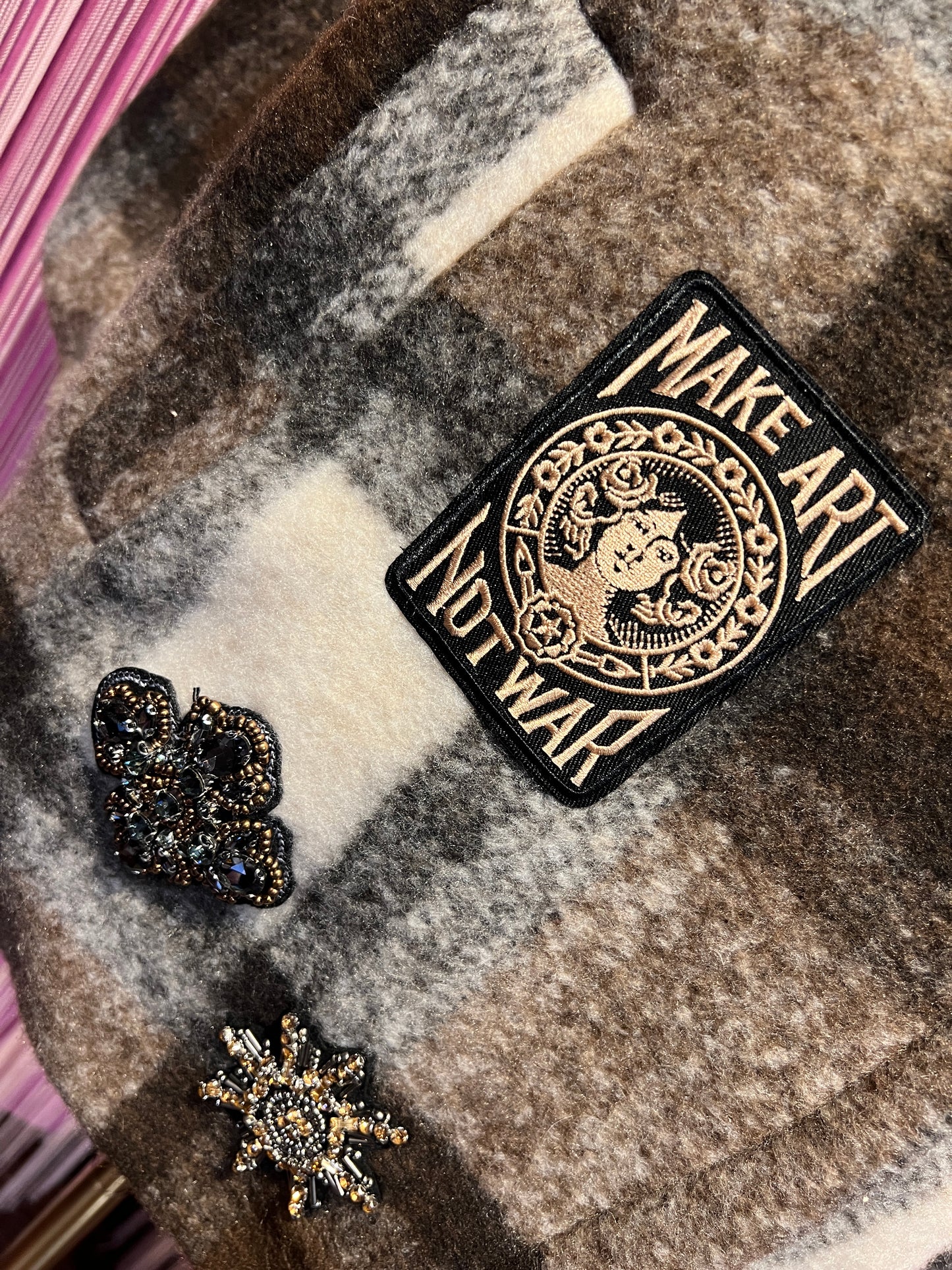 ABpink🩷 quadrettona cioccolato con patch e spille con perle e apette