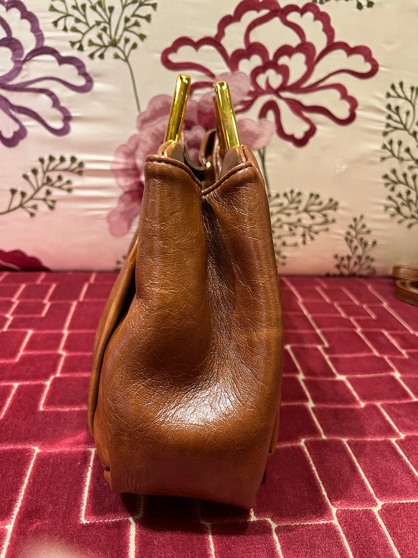 Borsa manico rigido effetto metallico color oro tracollina , ecopelle marrone bruciato