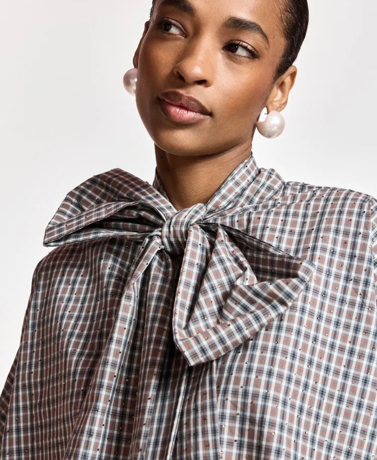 Essentiel antwerp camicia colletto con fiocco fantasia a quadri mattoni grigio scuro e bianco , applicazioni strass, manica a campana