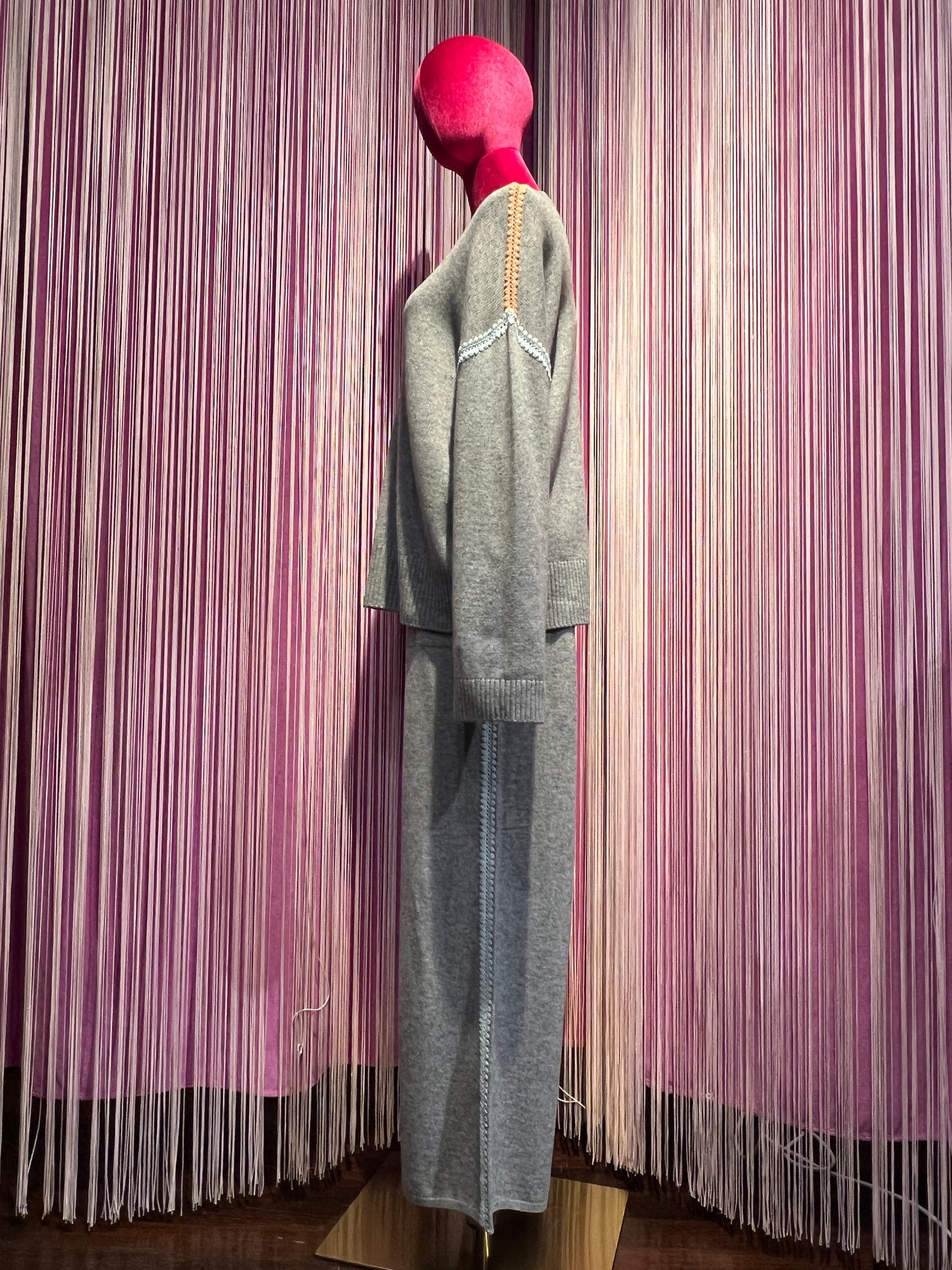 Sincere Paris completo maglia e pantalone grigio lana e cachemire con rifiniture colorate