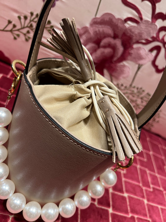 Borsa mini secchiello pelle taupe con decorazione perle e tracollina
