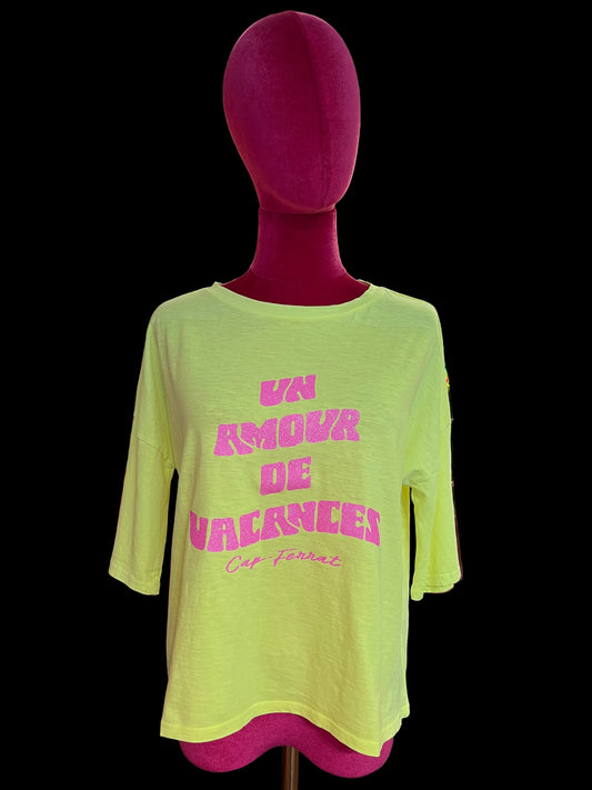 Anouk t shirt di cotone giallo flou con scritta glitter “ Un amour de vacances Cap-Ferrant “ fucsia