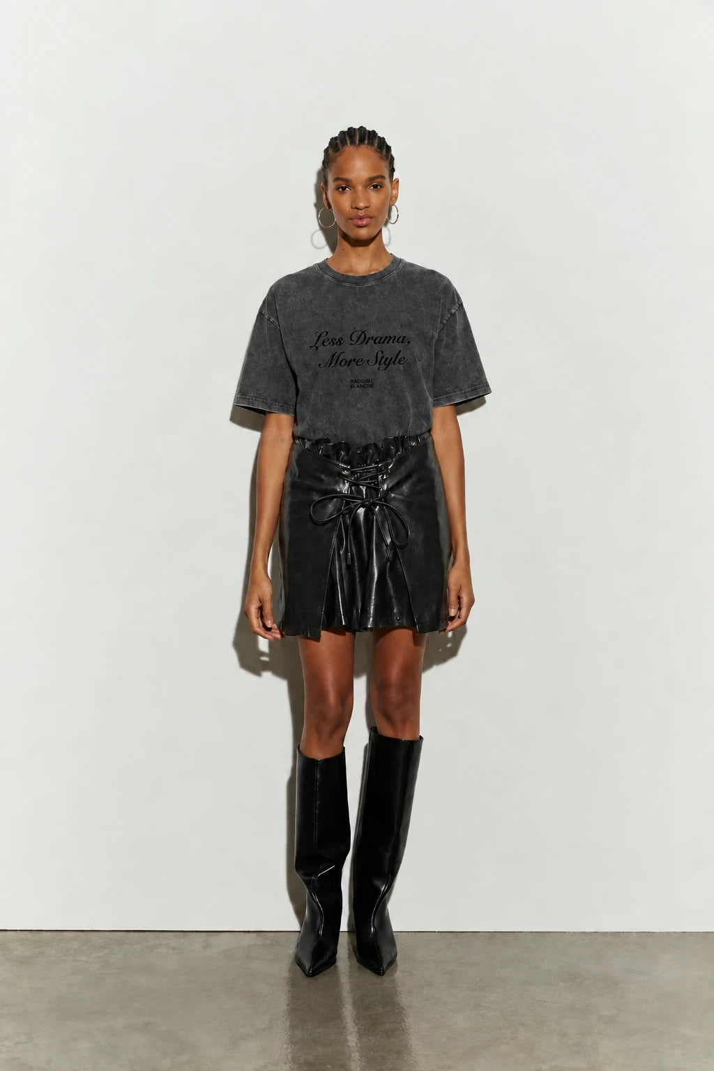 Isabelle Blanche Paris t shirt manica corta grigio antracite delave’ con scritta “ Less drama more style” scritta colore nera
