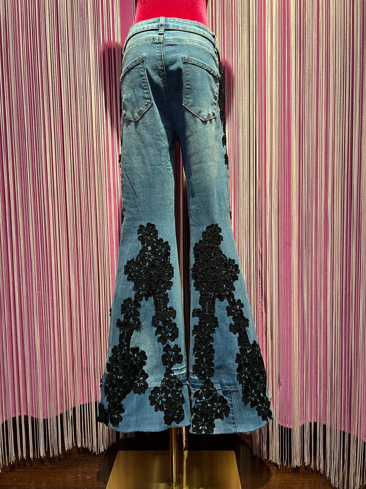 The room jeans elasticizzato a zampa con applicazione pizzo
