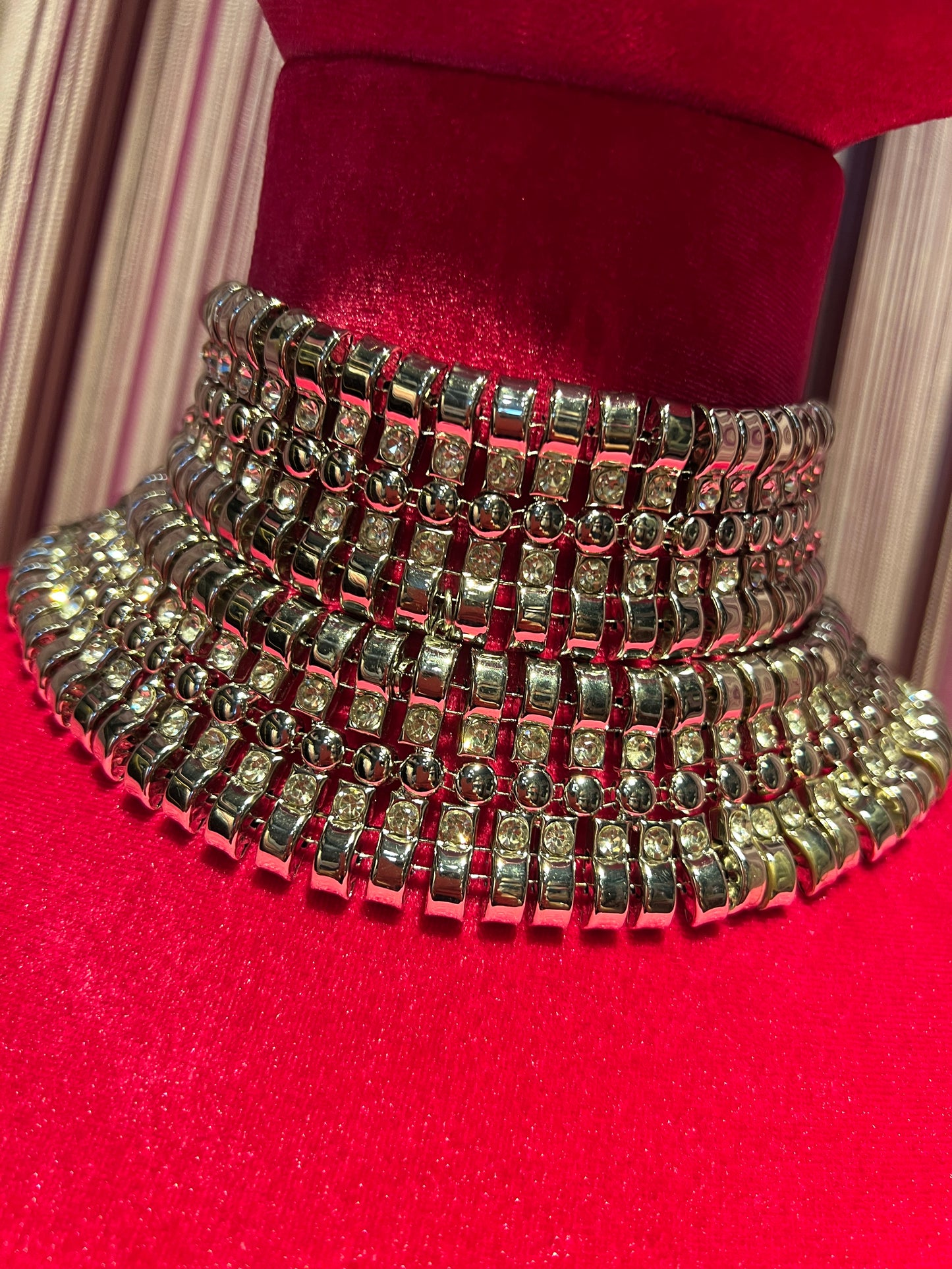Choker argentato a più fili con maglie rettangolari alternate a fili Swarovski