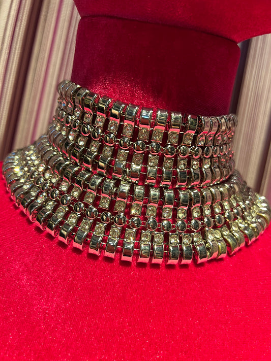 Choker argentato a più fili con maglie rettangolari alternate a fili di cristalli