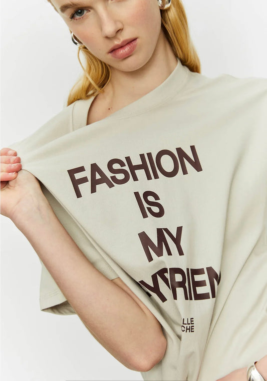 Isabelle Blanche Paris t shirt over di cotone corda con stampa marrone “ Fashion is my boyfriend “