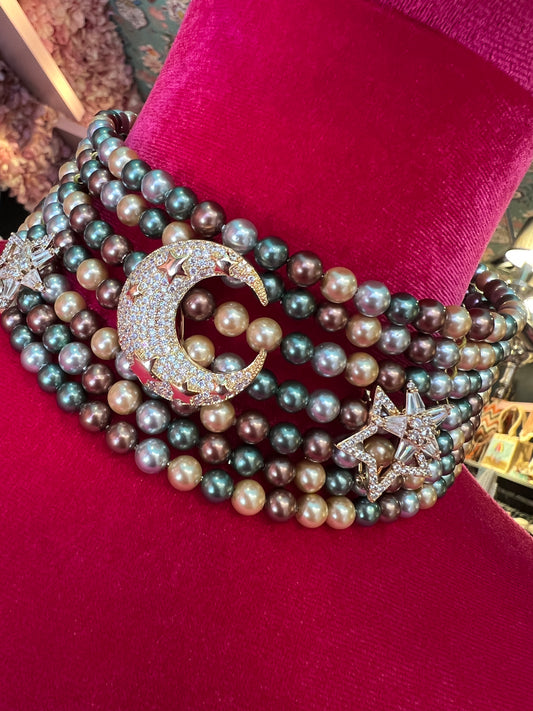 Manuela Ajo’ creazioni choker perle di Maiorca verde bronzo grigio perla con spille mezza luna e stelle  strass