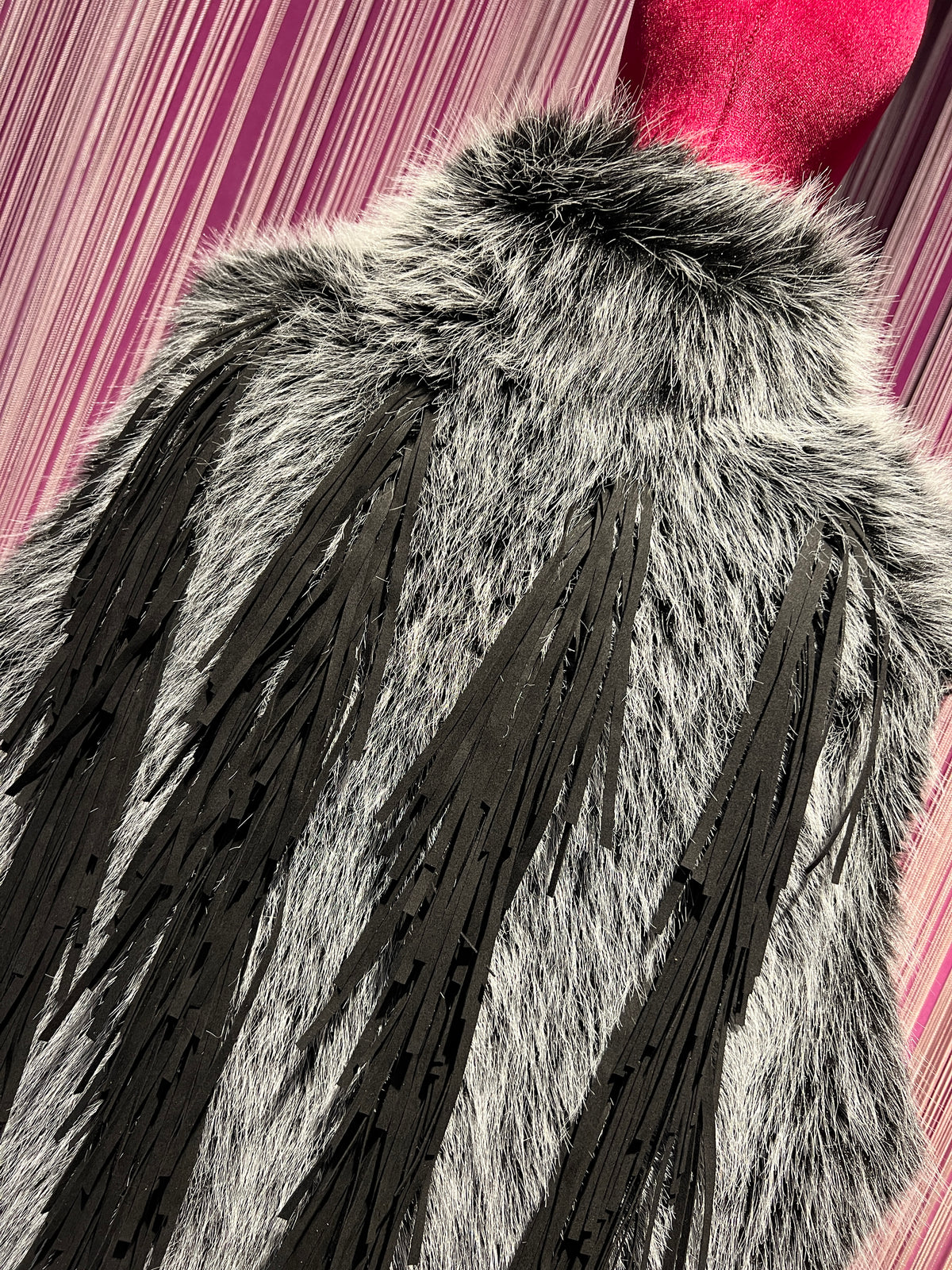 Uncommon gilet di simil pelliccia con frange nero e bianco vestibilita’ over