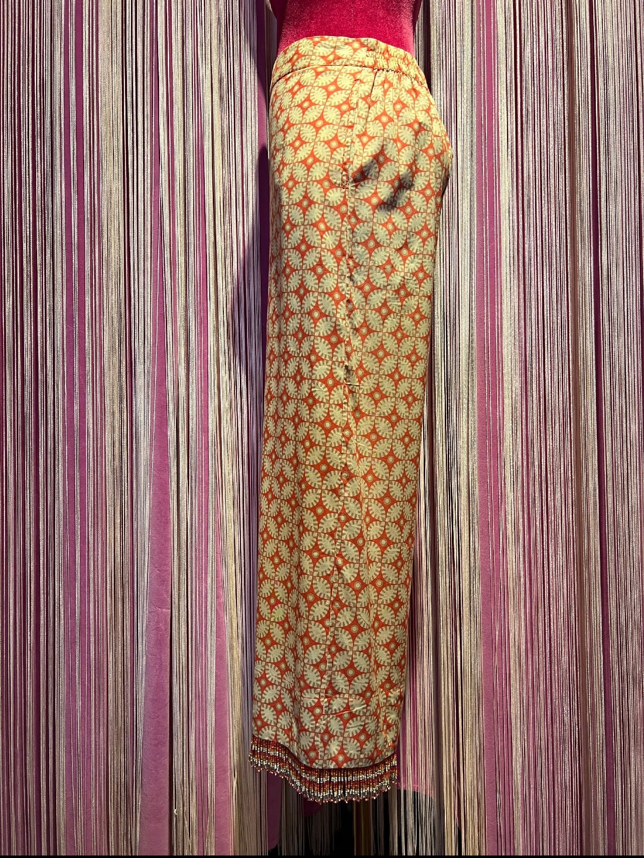 Maliparmi -50% di sconto completo camicia in tela di cotone fantasia floral arancio beige e panna con conchiglie sulle maniche e pantalone con frange perline