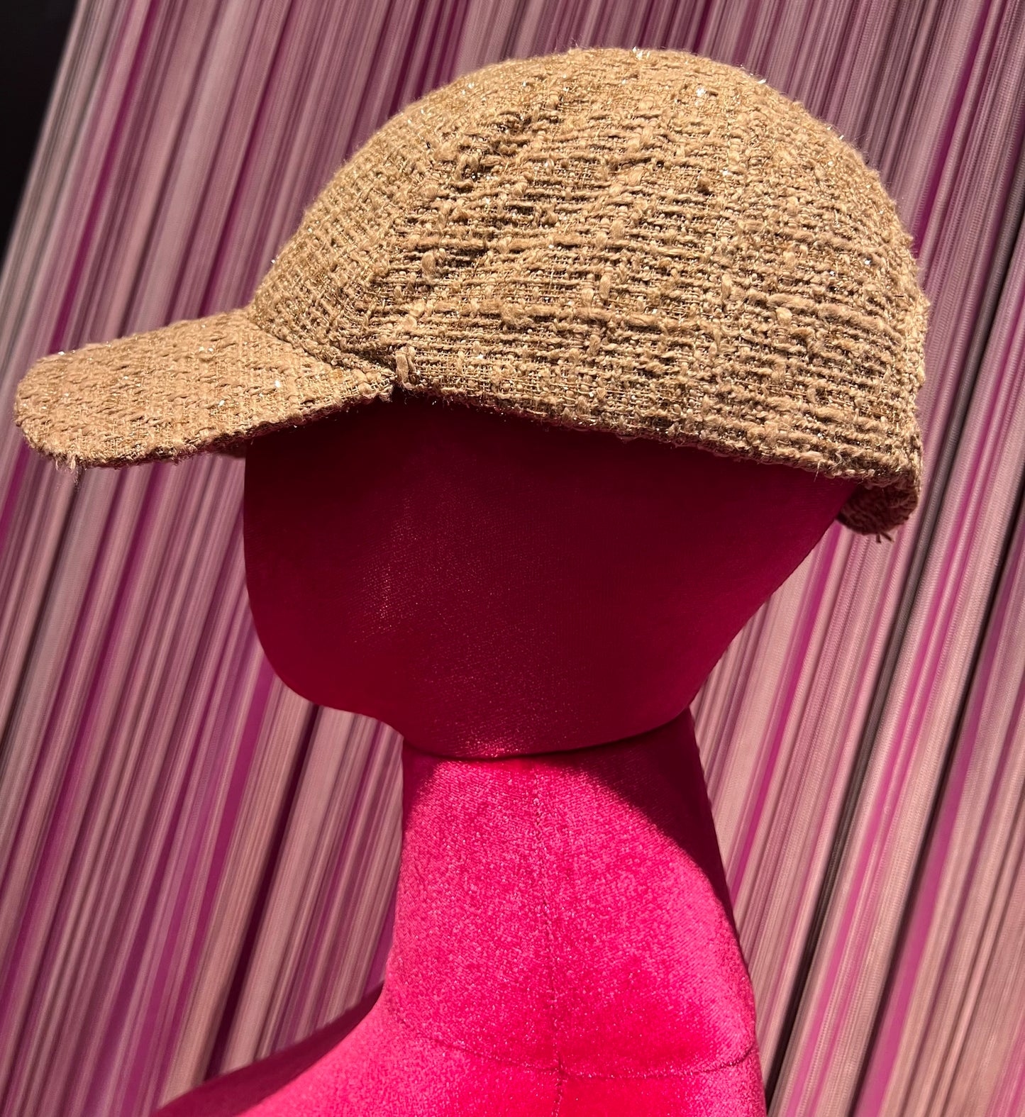 Cappello con visiera cammello tessuto tweed con lurex e camelia bianca regolabile