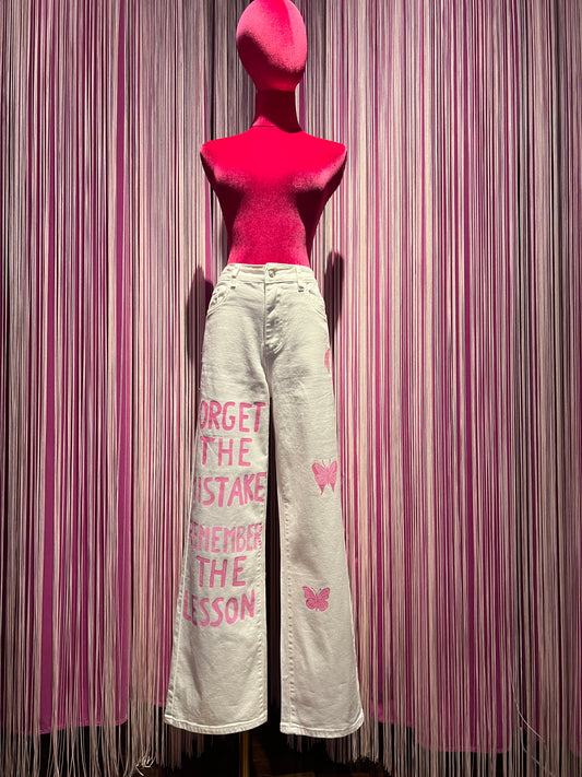 The room -50% di sconto jeans bianco in tessuto elasticizzato dipinto a mano con scritte e farfalle con elementi glitter