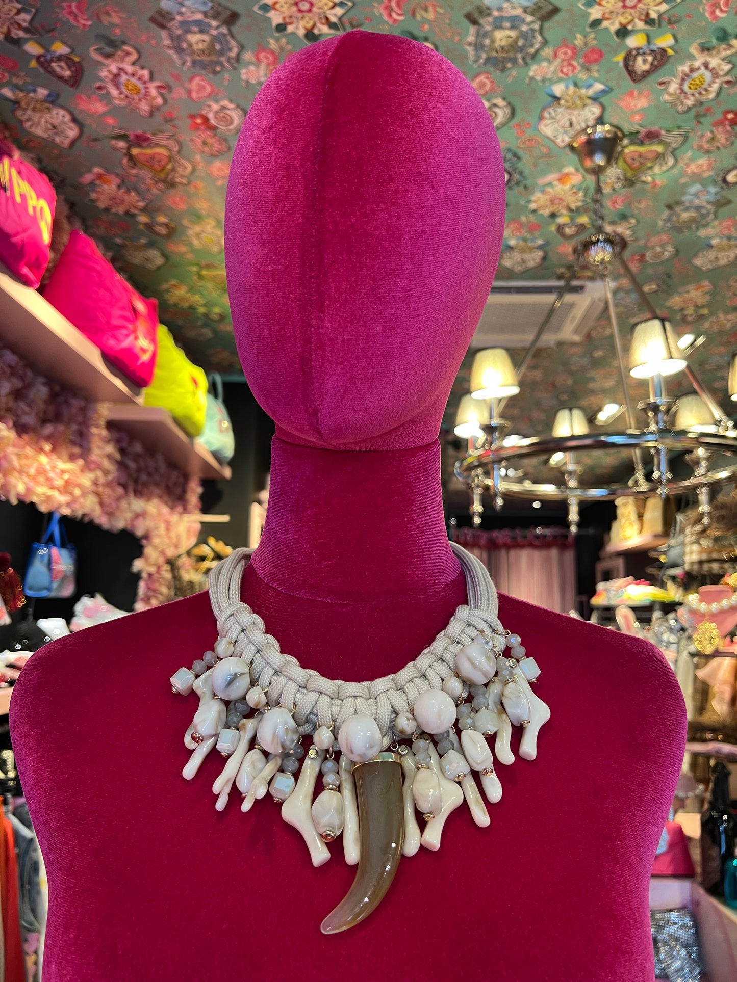 Collana girocollo cordino avorio con corno e coralli