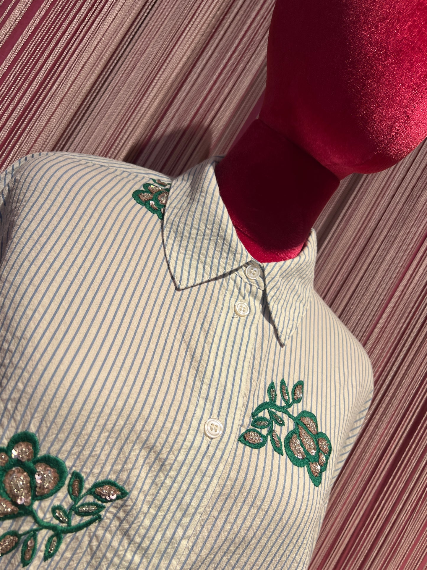 Essentiel antwerp camicia cotone righe celesti su sfondo bianco, decorazioni floreali verdi ricamate e paillettes
