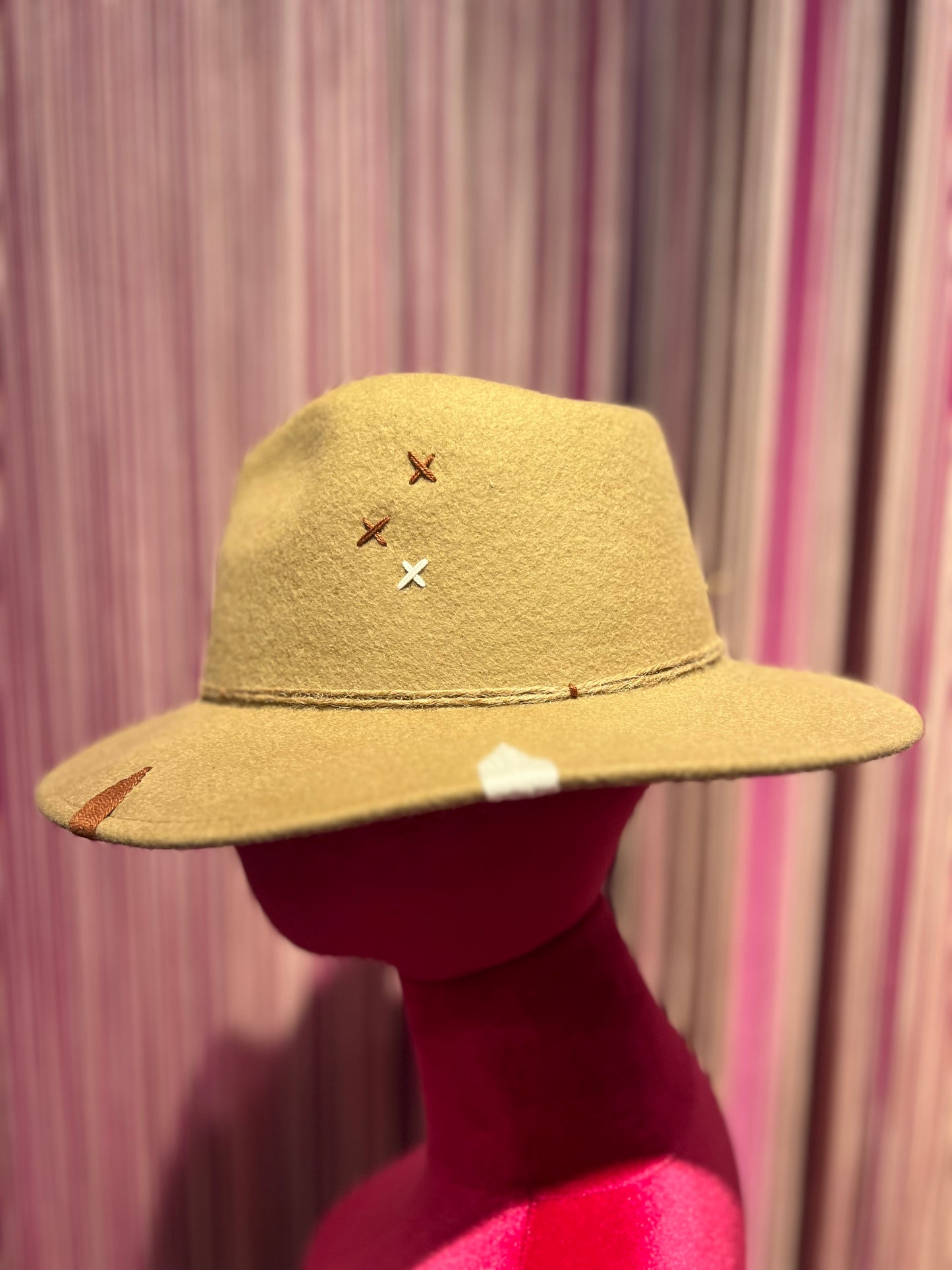 The hatgang cappello logo beige